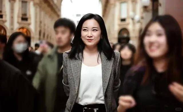 伊琍同框女导演和青衣大女主的差距一目了然AG旗舰厅网站入口42岁贾玲跟48岁马(图5)