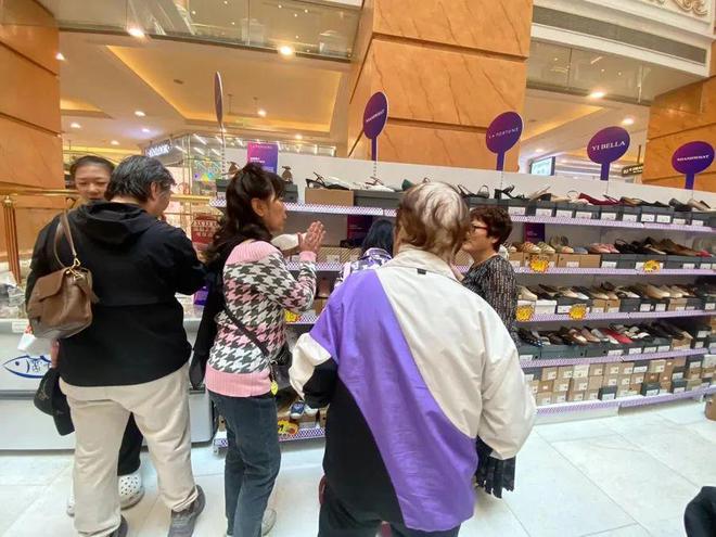 “好几百美元的鞋子现在一百多块拿下”外贸好东西卖爆了→AG旗舰厅网站入口不出口美国了上海市民疯狂“捡漏”！(图4)